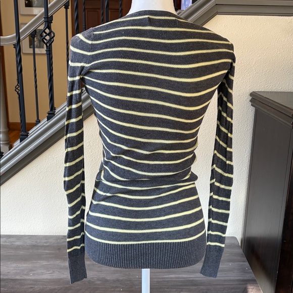 ⭐️Old Navy Gray and Yellow V Neck Tie Knit Sweater Size XS - Picture 4 of 12